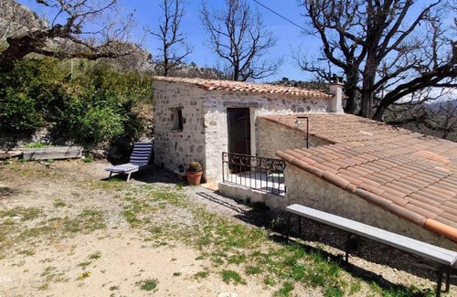 Trigance Bed & Breakfast | Chambre de la Roche Trouée GR49 TRIGANCE