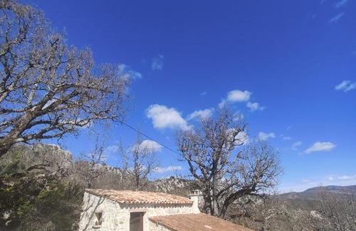 Trigance Bed & Breakfast | Chambre de la Roche Trouée GR49 TRIGANCE