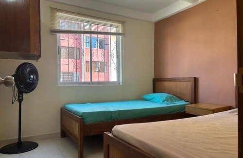 Santa Maria House | Chambre Deux Palmiers avec Salle de Bain Partagée Proche de l'Aéroport