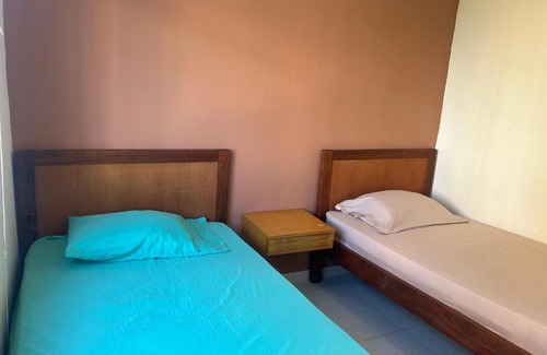 Santa Maria House | Chambre Deux Palmiers avec Salle de Bain Partagée Proche de l'Aéroport