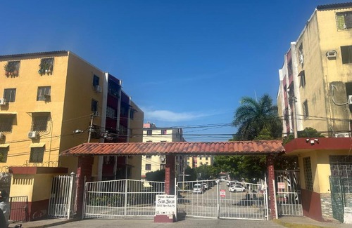 Santa Maria House | Chambre Deux Palmiers avec Salle de Bain Partagée Proche de l'Aéroport