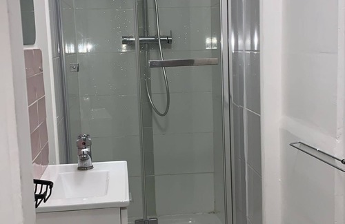 Antony Bed & Breakfast | Chambre Double Avec Douche Privée à Antony