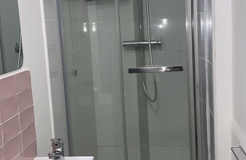 Antony Bed & Breakfast | Chambre Double Avec Douche Privée à Antony