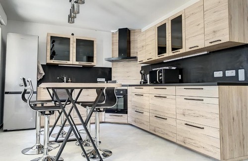 La Victoire - Les Marechaux House | Chambre Escapade - SDB WC Privatif - Entrée autonome - Grande TV NETFLIX