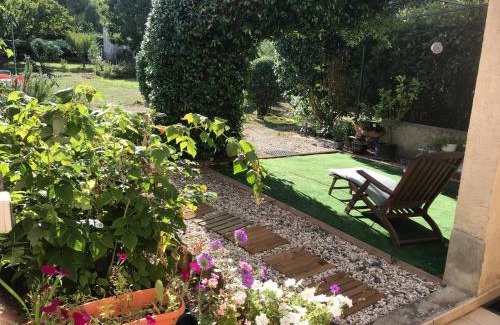 Quillan House | chambre et salle de bain privé s'ouvrant sur terrasse, jardin et cuisine d'été