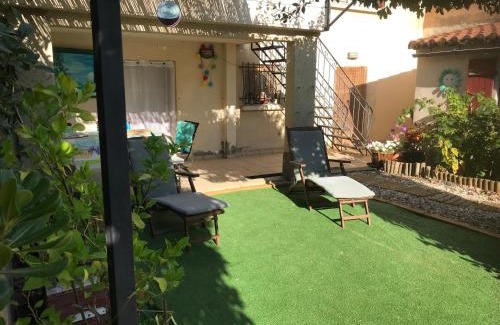 Quillan House | chambre et salle de bain privé s'ouvrant sur terrasse, jardin et cuisine d'été