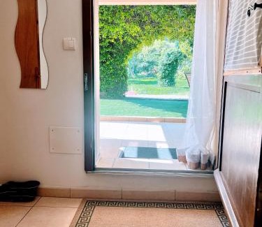 Quillan House | chambre et salle de bain privé s'ouvrant sur terrasse, jardin et cuisine d'été