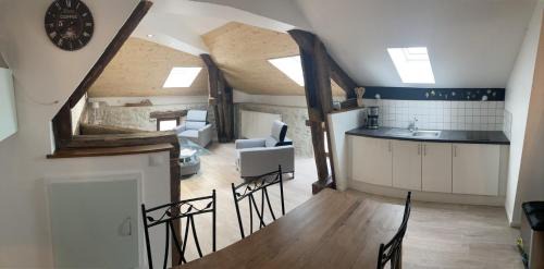 Varces-Allieres-et-Risset House | chambre avec SDB privative, salon et cuisine partagés