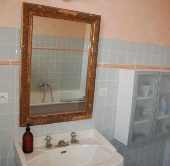 Bourg-l'Eveque House | Chambre indépendante avec salle de bains privée