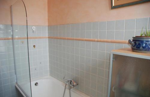 Bourg-l'Eveque House | Chambre indépendante avec salle de bains privée