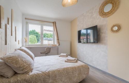 Joeuf Bed & Breakfast | Chambre Lucie - 2 SDB - Balcon - Parking - WIFI