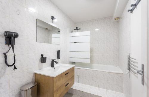 Joeuf Bed & Breakfast | Chambre Lucie - 2 SDB - Balcon - Parking - WIFI