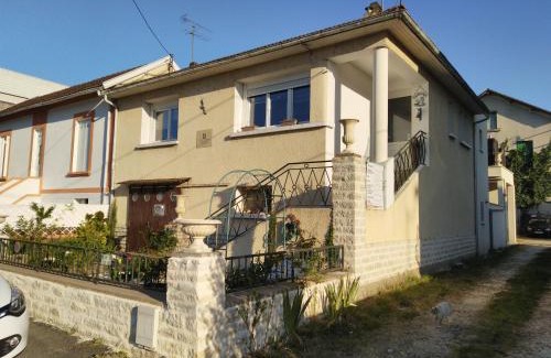 Perigueux Apartment | Chambre Marguerite, B&B au 1er- Villa Chaumonty