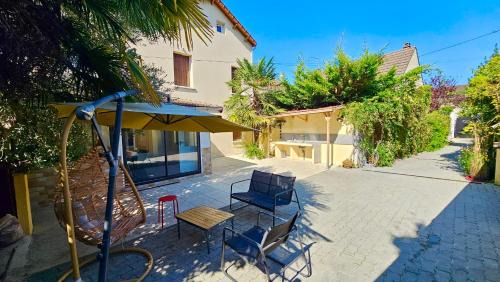 Stains Apartment | Chambre privée dans logement partagé, Pepsy Blue cozy Paris & Stade de France