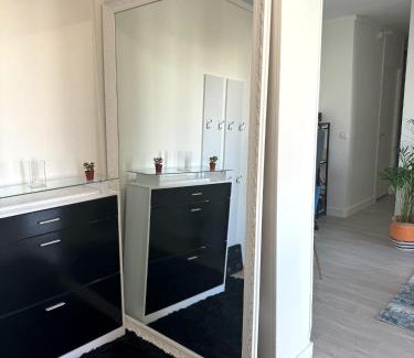 Rueil-Malmaison House | Chambre privée ds Appartement Design et Confort refait à neuf PROCHE de PARIS, la DEFENSE et VERSAILLES