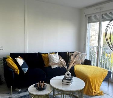 Rueil-Malmaison House | Chambre privée ds Appartement Design et Confort refait à neuf PROCHE de PARIS, la DEFENSE et VERSAILLES