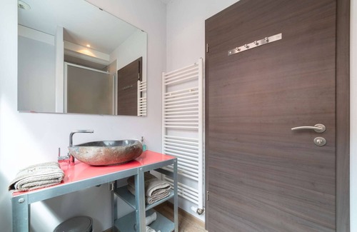 Mulhouse Apartment | Chambre privative rouge