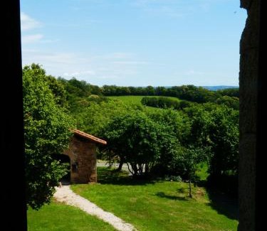 Saint-Cirgues Bed & Breakfast | Chambre spacieuse dans maison de caractère, au calme, avec belle vue