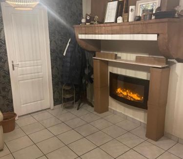 Moifond House | chambre violette coté aéroport calme charmante