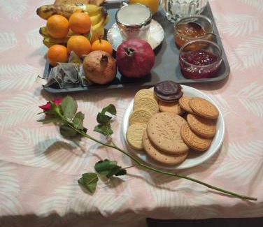 Moifond House | chambre violette coté aéroport calme charmante