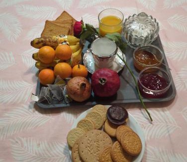 Moifond House | chambre violette coté aéroport calme charmante