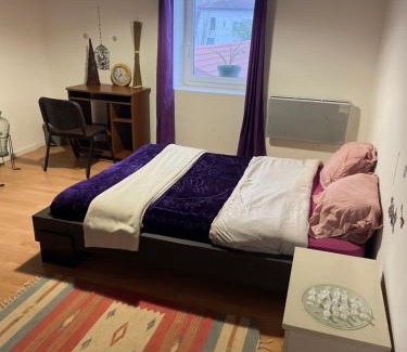 Moifond House | chambre violette coté aéroport calme charmante