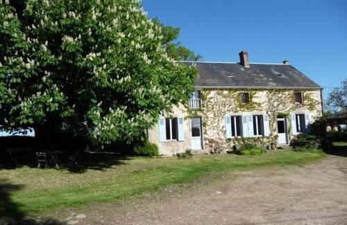 Montchevrier Bed & Breakfast | Chambres confortables et jardin ombragé dans une ferme du XIXème siècle près de Châteauroux - FR-1-591-699
