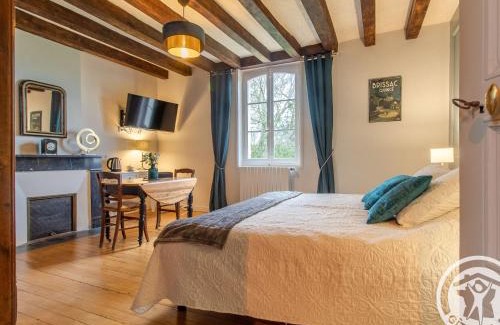 La Menitre Bed & Breakfast | Chambres d'hôtes élégantes à La Ménitré avec piscine chauffée et wifi - FR-1-622-115