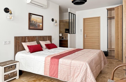 Chateaurenard Bed & Breakfast | CHAMBRES D'HOTES D'EXCEPTION in a MAS PROVENCAL with gourmet breakfast