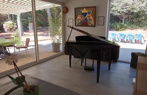 Rognes Bed & Breakfast | Chambres tomate, dans maison avec petit escalier à 6km du festival de piano de la roque d'anthéron