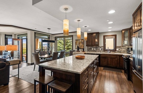 Snowmass Village Condo | Chamonix 26 | Snowmass Ski-In/Ski-Out Condo w/Shared Pool/Hot Tub/Private Washer/Dryer/WiFi