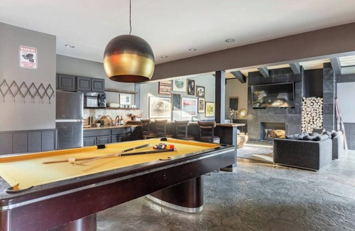 Mammoth Lakes House | Chamonix #91 updated condo-sunny pool, large game room