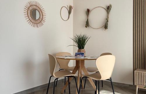 Loucelles Apartment | Champ de blé Apt neuf indépendant plain pied dans maison contemporaine décoration soignée tout confort terrasse aménagée, grand terrain parking privé à 15 mn de Caen et 10 mn deBayeux proche plages du débarquement