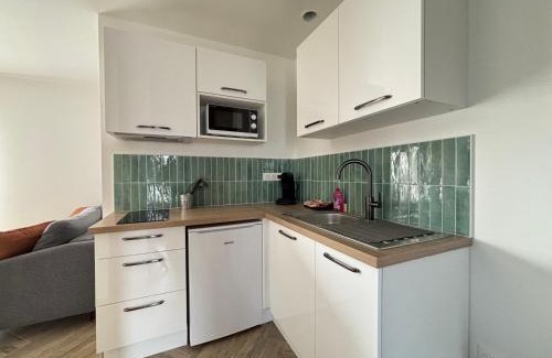 Loucelles Apartment | Champ de blé Apt neuf indépendant plain pied dans maison contemporaine décoration soignée tout confort terrasse aménagée, grand terrain parking privé à 15 mn de Caen et 10 mn deBayeux proche plages du débarquement