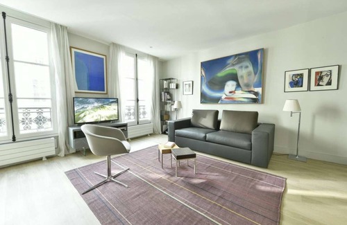 Marais Apartment | Champagne, 1BR/1BA, 3 people