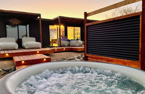 Yucca Valley House | Champagne Supernova Modern Desert Chic w/Stunning views.Hot Tub & Pool Table!