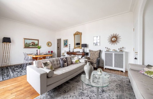 Chaillot Apartment | Champs Elysées I Eiffel Tower View & Spacious