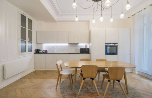 Champs-Elysees Apartment | Champs Elysées!Montaigne, New&Luxurious 6pers flat