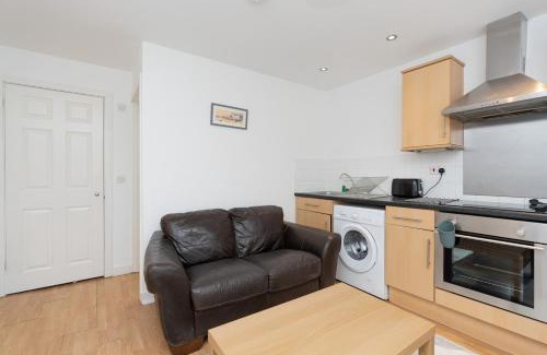 Eastleigh Apartment | Chandlers Ford 2-bedroom with free parking