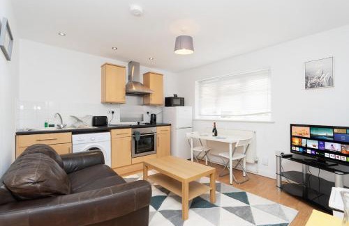 Eastleigh Apartment | Chandlers Ford 2-bedroom with free parking