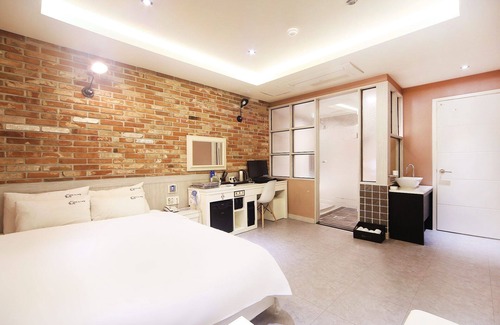Changwon Hotel | Changwon Myeongseodong Dosi Yeohaeng