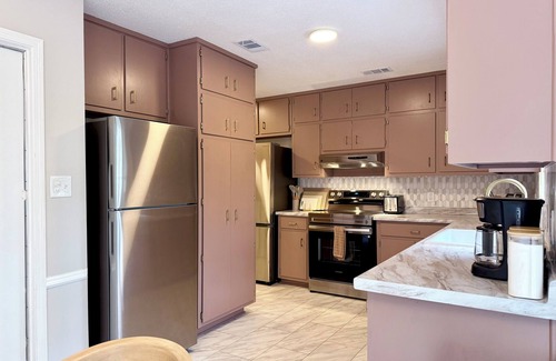 Tallahassee House | CHAPEL HAVEN 6 Bedrooms 4 Bathroom 8 Beds 2-Unit Home 2 Kitchens