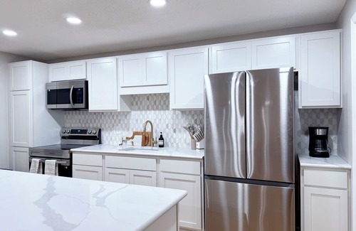 Tallahassee House | CHAPEL HAVEN 6 Bedrooms 4 Bathroom 8 Beds 2-Unit Home 2 Kitchens