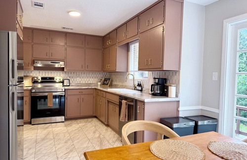 Tallahassee House | CHAPEL HAVEN 6 Bedrooms 4 Bathroom 8 Beds 2-Unit Home 2 Kitchens