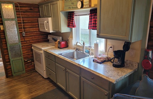 Oscoda Cabin | Chappy's Cabin - Very Cute, Comfy, and Traditional!