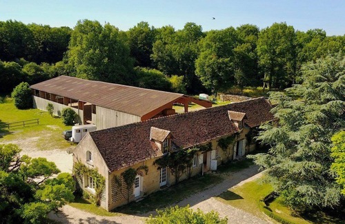 Saint-Pierre-les-Nemours House | Character house, 15 pers, 7 bedrooms, swimming pool, organic farm, park.