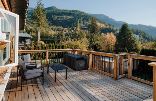 Britannia Beach House | Character 3-bdr Newly Reno'd Modern OceanSky Lodge