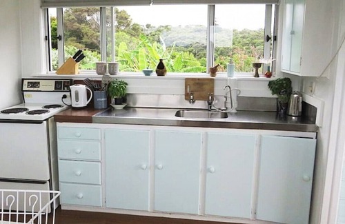 Blackpool House | Character Bach Close to Oneroa Beach