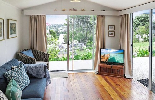 Blackpool House | Character Bach Close to Oneroa Beach