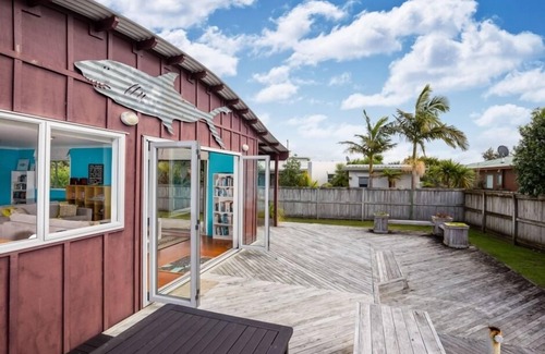 Matarangi House | Character Beach Property -Fully fenced open plan, Wifi, pet and family friendly.
